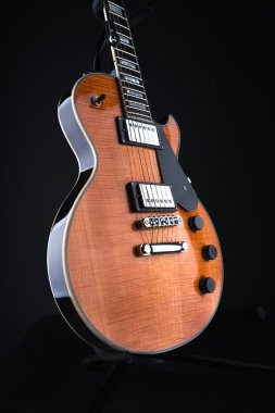 Elektro gitar koyu arka plan üzerinde