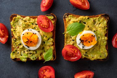 Sağlıklı avokado tostları ve siyah yumurtalar.