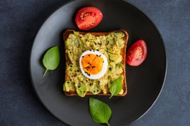 Sağlıklı avokado tostları ve siyah yumurtalar.