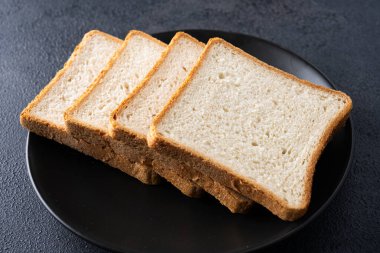 Siyah arkaplanda kızarmış ekmek dilimleri