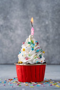 Kutlama için mini pasta.