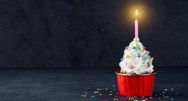 Kutlama için mini pasta.