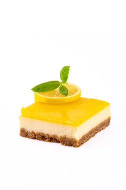 Beyaz arka planda limonlu cheesecake tatlısı