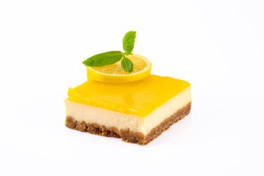 Beyaz arka planda limonlu cheesecake tatlısı