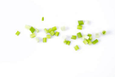 Beyaz arkaplanda taze yeşil soğan