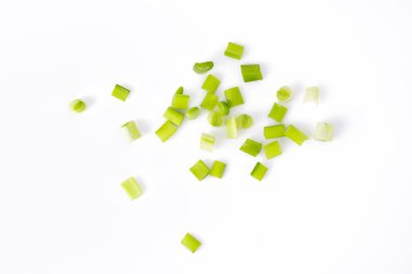 Beyaz arkaplanda taze yeşil soğan