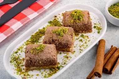 Beyaz arka planda Türk tatlıları soğuk baklava