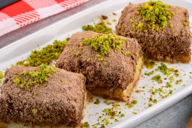 Beyaz arka planda Türk tatlıları soğuk baklava