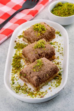Beyaz arka planda Türk tatlıları soğuk baklava