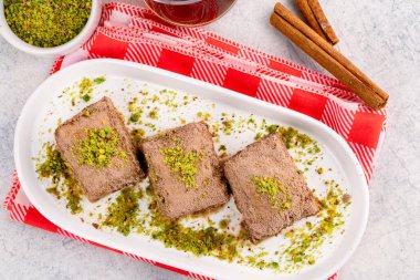 Beyaz arka planda Türk tatlıları soğuk baklava