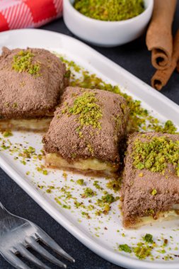 Siyah zemin üzerinde Türk tatlı soğuk baklavası