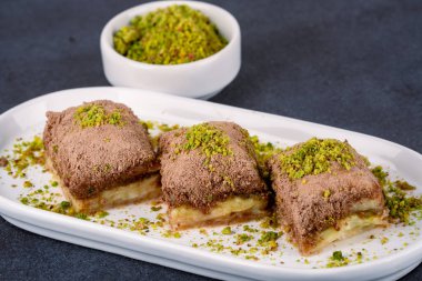 Siyah zemin üzerinde Türk tatlı soğuk baklavası