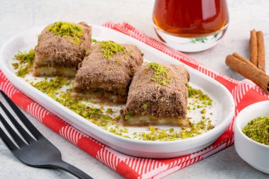 Beyaz arka planda Türk tatlıları soğuk baklava