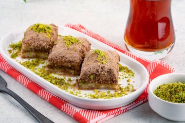 Beyaz arka planda Türk tatlıları soğuk baklava