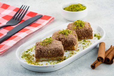 Beyaz arka planda Türk tatlıları soğuk baklava