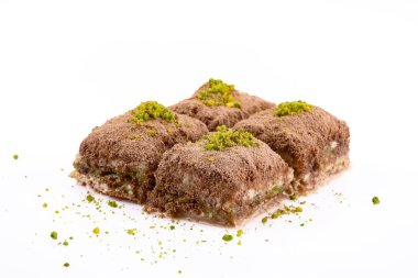 Beyaz arka planda Türk tatlıları soğuk baklava