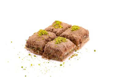 Beyaz arka planda Türk tatlıları soğuk baklava