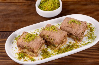 Türk tatlıları soğuk baklava ahşap zemin