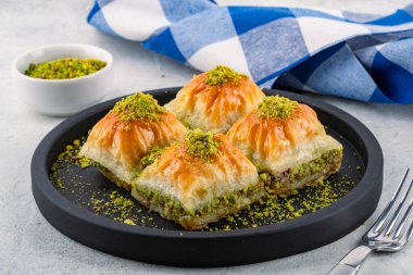 Antep fıstıklı geleneksel Türk tatlı baklavası