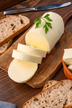 Yemeklere lezzet katan tereyağı ve ahşap bir arka planda kahvaltı içindir.