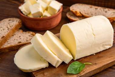 Yemeklere lezzet katan tereyağı ve ahşap bir arka planda kahvaltı içindir.