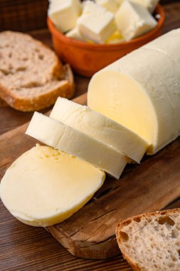 Yemeklere lezzet katan tereyağı ve ahşap bir arka planda kahvaltı içindir.