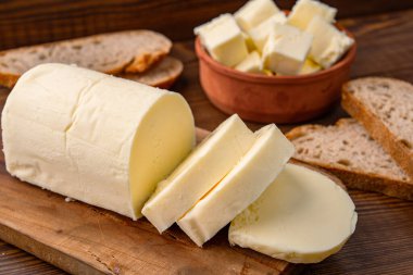 Yemeklere lezzet katan tereyağı ve ahşap bir arka planda kahvaltı içindir.