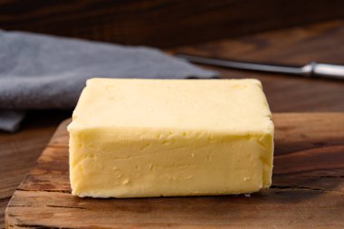 Yemeklere lezzet katan tereyağı ve ahşap bir arka planda kahvaltı içindir.