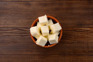 Yemeklere lezzet katan tereyağı ve ahşap bir arka planda kahvaltı içindir.