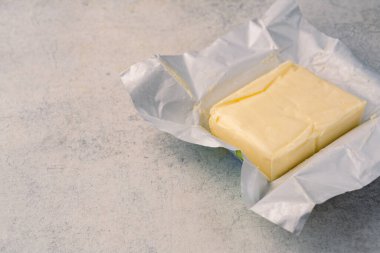 Klasik beyaz arka planda tereyağı pişirme ya da kahvaltı paketi
