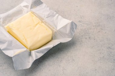 Klasik beyaz arka planda tereyağı pişirme ya da kahvaltı paketi