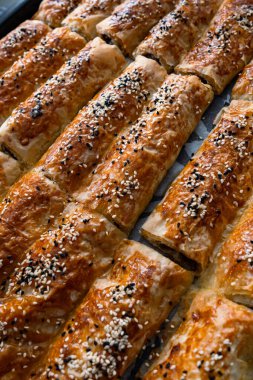Geleneksel Türkçe kıyma ve susamlı pasta