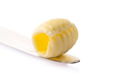 Yemeklere tat katan ve beyaz arka planda kahvaltı için olan tereyağı.