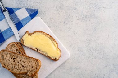 Yemeklere tat katan ve beyaz arka planda kahvaltı için olan tereyağı.