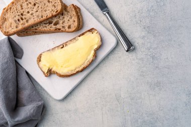 Yemeklere tat katan ve beyaz arka planda kahvaltı için olan tereyağı.