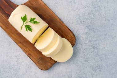 Yemeklere tat katan ve beyaz arka planda kahvaltı için olan tereyağı.