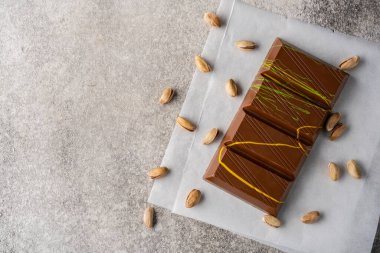 Şam fıstıklı kunafa ile dolu çikolata. Dubai çikolatası