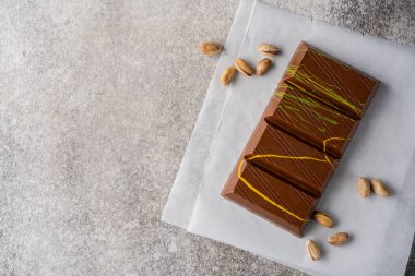 Şam fıstıklı kunafa ile dolu çikolata. Dubai çikolatası