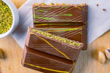 Şam fıstıklı kunafa ile dolu çikolata. Dubai çikolatası