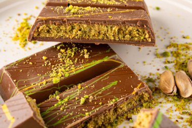 Şam fıstıklı kunafa ile dolu çikolata. Dubai çikolatası