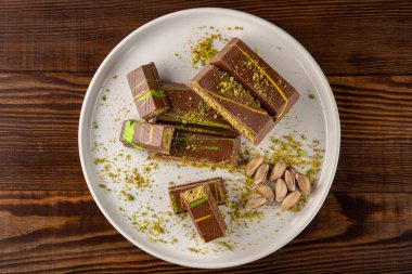 Şam fıstıklı kunafa ile dolu çikolata. Dubai çikolatası