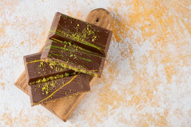 Şam fıstıklı kunafa ile dolu çikolata. Dubai çikolatası