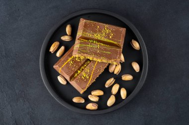 Şam fıstıklı kunafa ile dolu çikolata. Dubai çikolatası