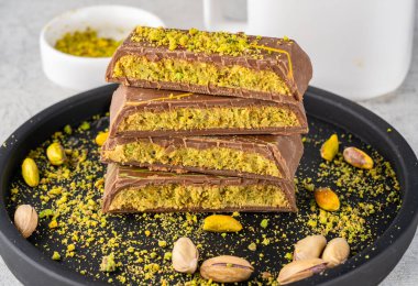 Şam fıstıklı kunafa ile dolu çikolata. Dubai çikolatası