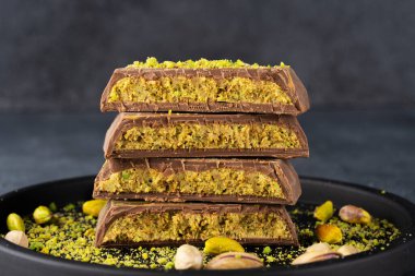 Şam fıstıklı kunafa ile dolu çikolata. Dubai çikolatası