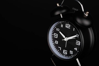 Siyah klasik masaüstü alarm saati