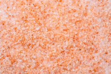 Beyaz arka planda organik himalaya pembe tuzu