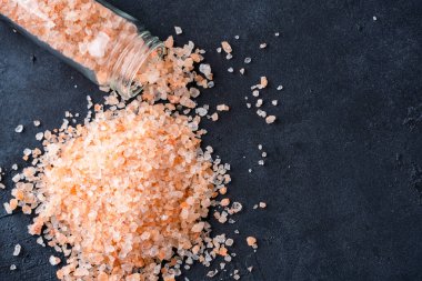 Siyah arka planda organik himalaya pembe tuzu