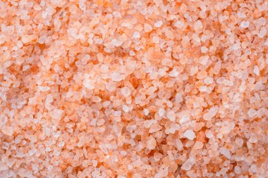 Beyaz arka planda organik himalaya pembe tuzu