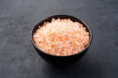 Siyah arka planda organik himalaya pembe tuzu